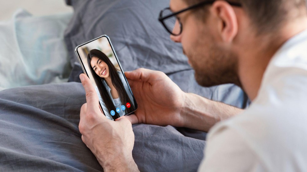 Free Random Video Chat vs Text-Only Chat Rooms: Why Live Video Wins